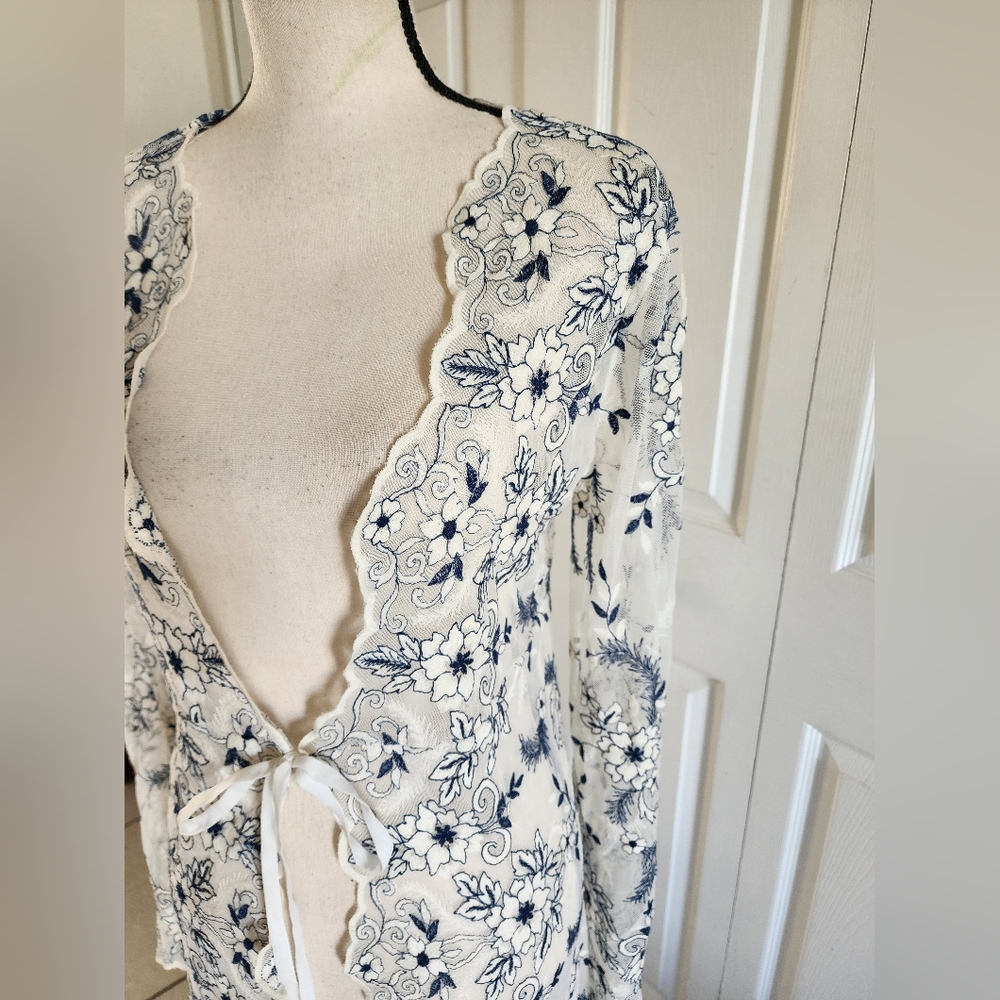 Vintage Style Embroidered Robe - Picture 4 of 11